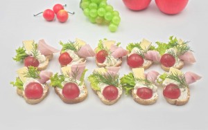 Kanapki z szynki, sera camembert i pomidorka 10 szt.